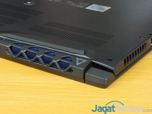 Review Notebook Gaming: Acer Predator Triton 700 23 Acer Predator Triton 700 Ventilation Right