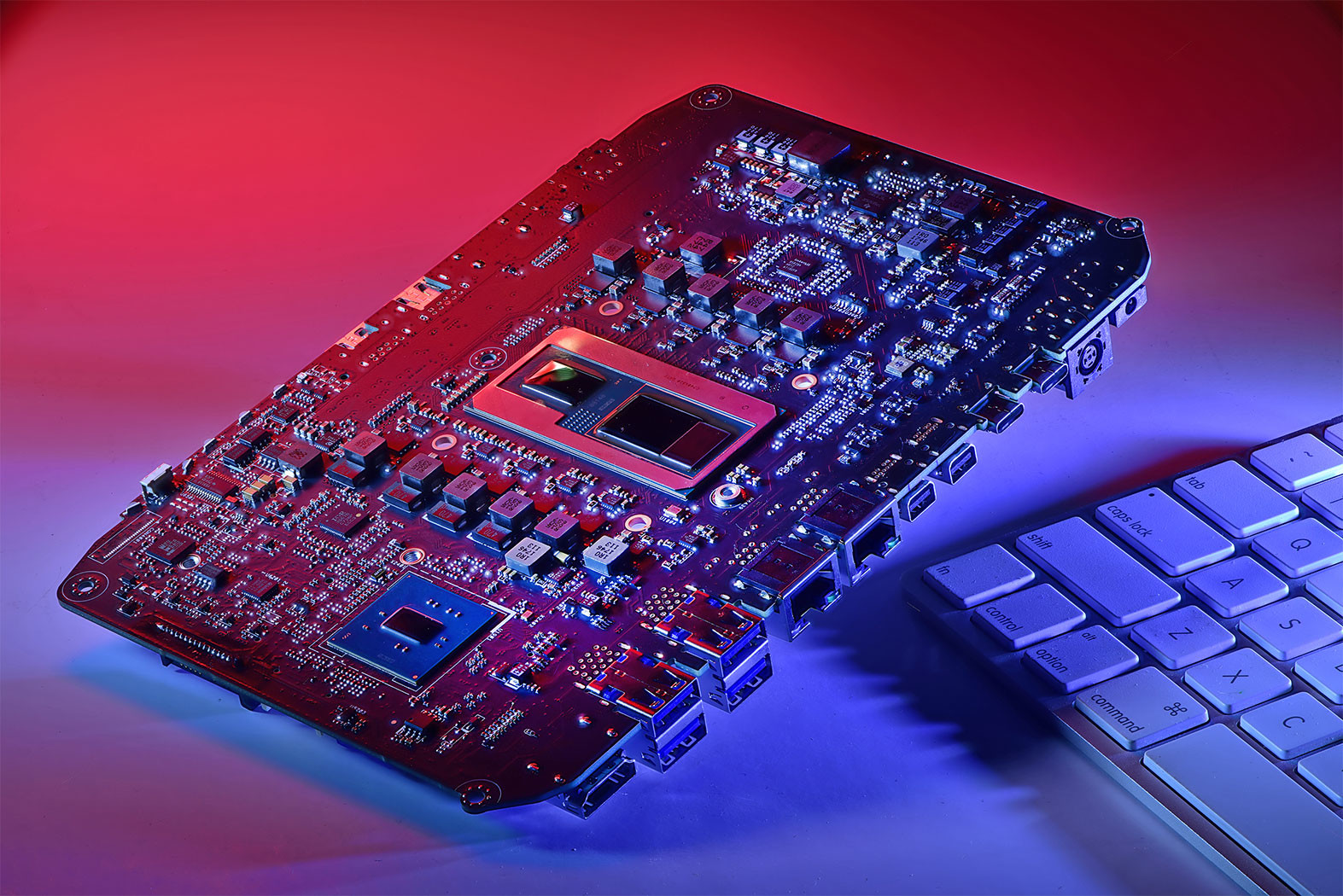 Intel Tampilkan Motherboard NUC Hades Canyon 24 JJHQSszs00Yw6mjL