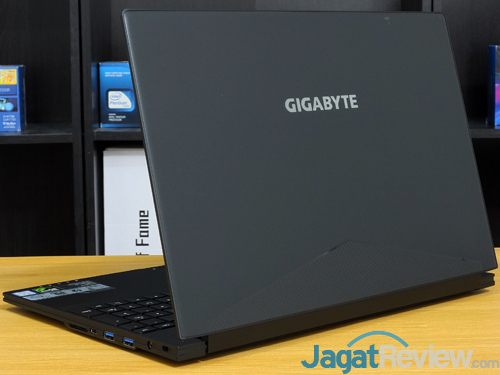 Review Gigabyte Aero 15X v8: Kencang, Tipis, dan Terjangkau dengan Core i7 8750H 2 Gigabyte Aero 15X v8 Rear Side