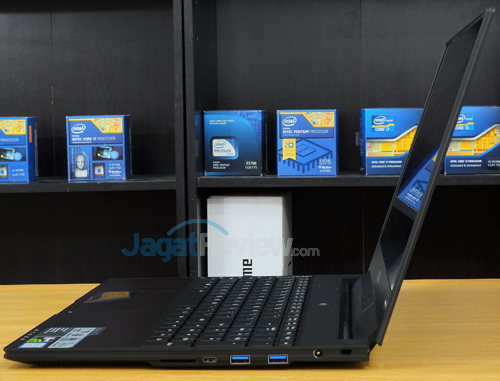 Review Gigabyte Aero 15X v8: Kencang, Tipis, dan Terjangkau dengan Core i7 8750H 4 Gigabyte Aero 15X v8 Side View