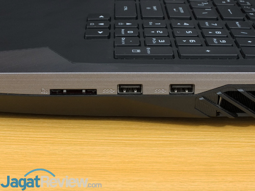 Review Notebook Gaming: ASUS ROG G703VI 10 ASUS G703VI Connectors 01 Right