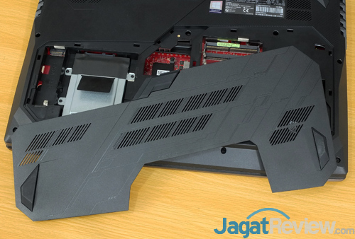 Review Notebook Gaming: ASUS ROG G703VI 23 ASUS G703VI Door Compartment