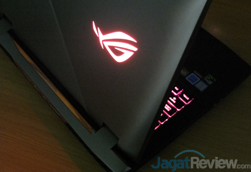 Review Notebook Gaming: ASUS ROG G703VI 4 ASUS G703VI ROG Logo with LED On