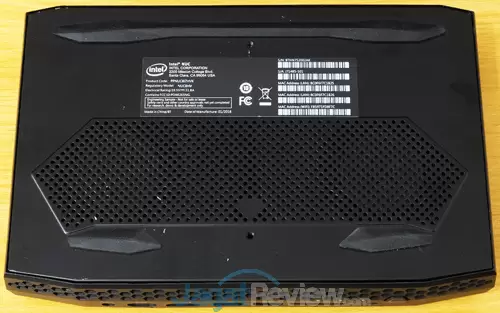 Review Intel NUC8i7HVK  Intel NUC8i7HVK Bottom Side