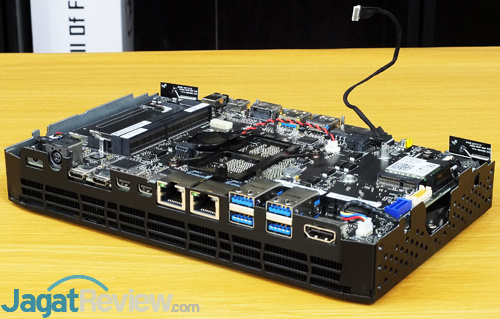 Review Intel NUC8i7HVK  Intel NUC8i7HVK Internal Metal Case