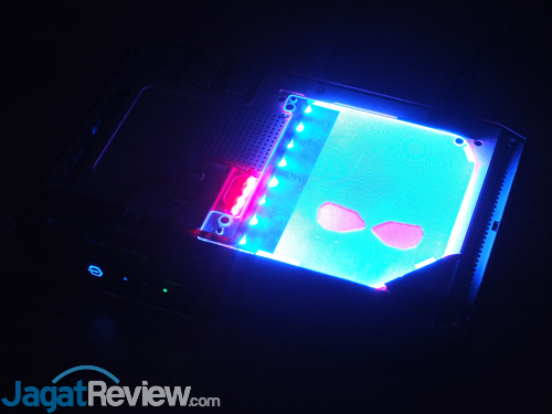 Review Intel NUC8i7HVK  Intel NUC8i7HVK LED in the Dark 03