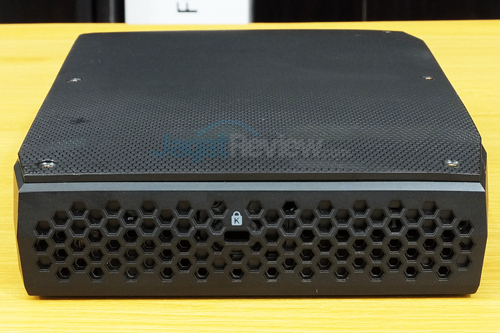 Review Intel NUC8i7HVK  Intel NUC8i7HVK Left Side