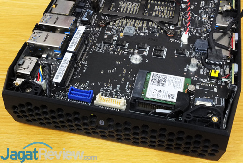 Review Intel NUC8i7HVK  Intel NUC8i7HVK M2 Slots 01