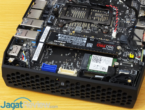 Review Intel NUC8i7HVK  Intel NUC8i7HVK M2 Slots 02
