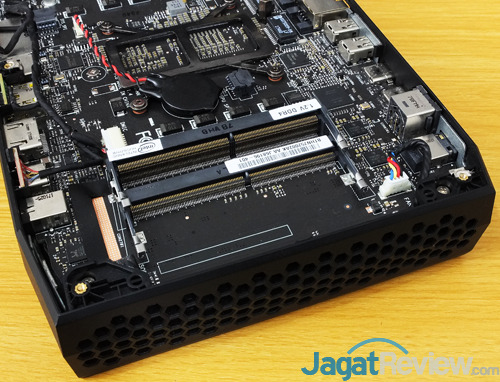 Review Intel NUC8i7HVK  Intel NUC8i7HVK Memory Slots 01