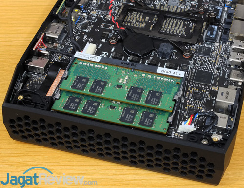 Review Intel NUC8i7HVK  Intel NUC8i7HVK Memory Slots 02