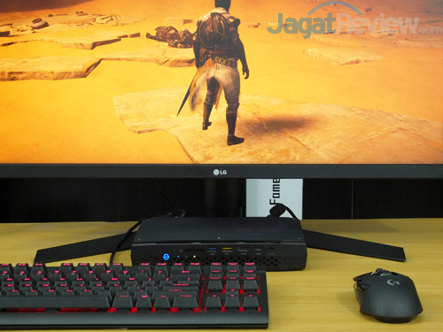 Review Intel NUC8i7HVK  Intel NUC8i7HVK Over the Desk 02