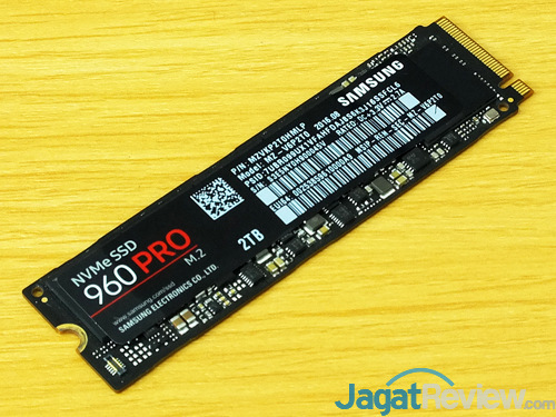 Review Intel NUC8i7HVK  Intel NUC8i7HVK SSD
