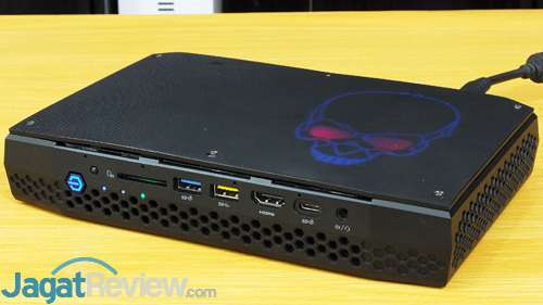 Review Intel NUC8i7HVK  Intel NUC8i7HVK System Power On