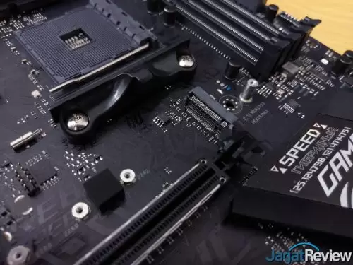 Hands-On Motherboard ASUS ROG STRIX X470-F Gaming 8 2 12s