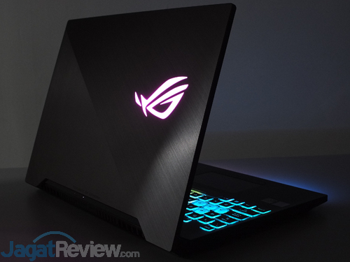 Review Notebook Gaming: ASUS ROG STRIX GL504GS Scar II 4 ASUS ROG GL504GS ROG Logo Screen Lid LED On