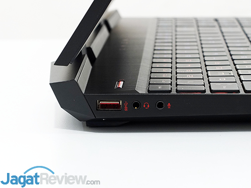 HP Omen 15 dc0036tx Connectors Left 01