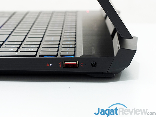 HP Omen 15 dc0036tx Connectors Right