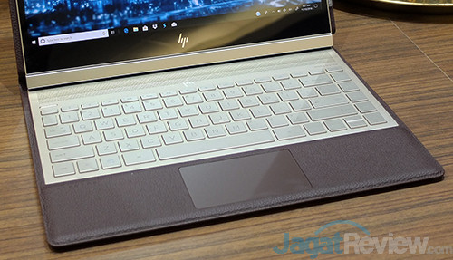 HP Home Planet 2018 – Mengintip Laptop/PC Unik dengan Bodi Kulit Asli 6 HHP2018 HP Spectre Folio 13 06