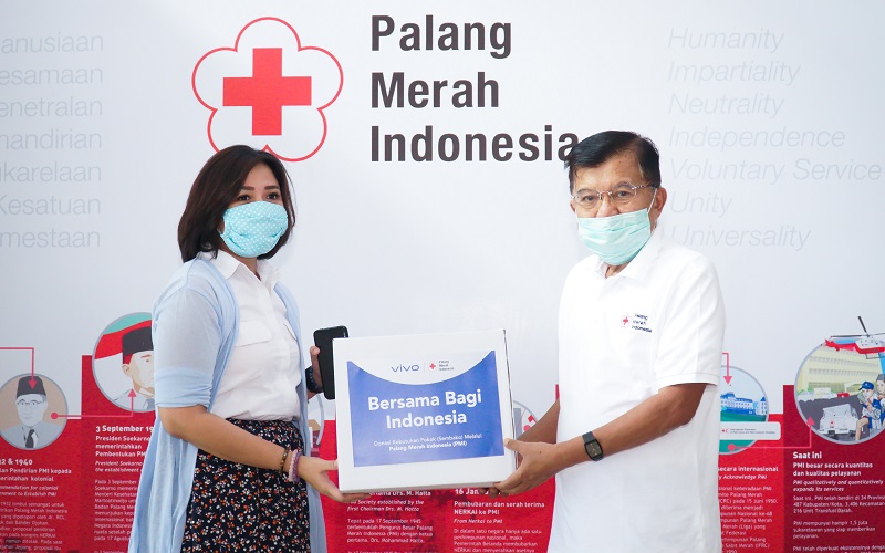 Direct Release: Bersama Palang Merah Indonesia, vivo Berikan Bantuan Bahan Pokok ke Masyarakat 27 2 Ki Ka Tyas Rarasmurti Senior PR Manager Vivo Indonesia bersama Drs HM Jusuf Kalla selaku Ketua Umum PMI pada sesi penyerahan donasi secara simbolis
