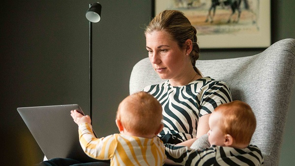 Ericsson Mobility Report 2020: COVID-19 Buktikan Bahwa Jaringan dan Telekomunikasi Penting untuk Masyarakat 2 Foto 1 Aktivitas Bekerja dari Rumah Wanita dengan kedua anaknya