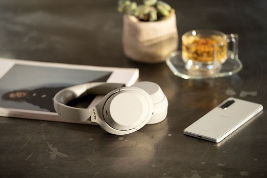 Sony Resmi Luncurkan WH-1000XM4 di Indonesia 2 FOTO 1 WH 1000XM4 dalam Warna Platinum Silver
