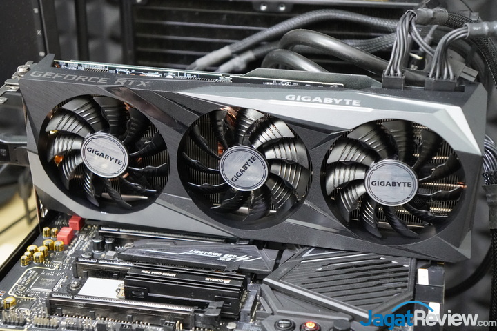 Review Gigabyte GeForce RTX 3070 Gaming OC 8G 12 Foto GBT 3070 DSC00351s