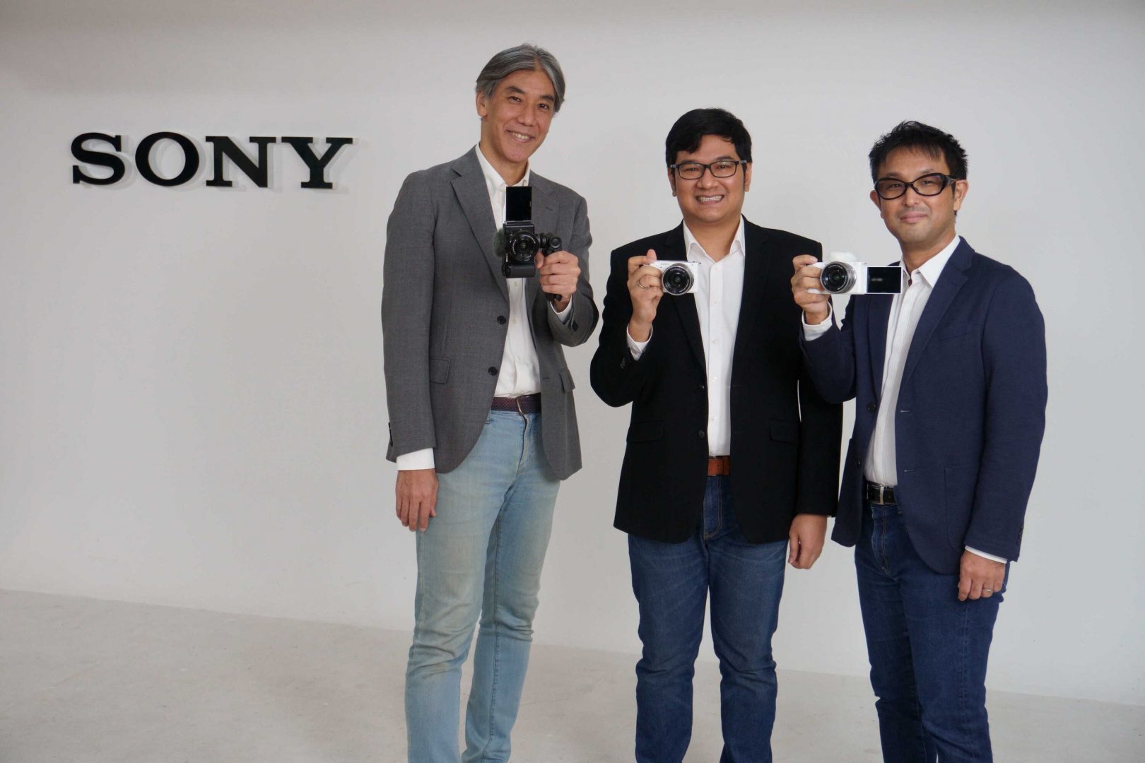 Direct Release: Sony Indonesia Resmi Luncurkan Alpha ZV-E10, Kamera yang Didesain Khusus untuk Para Vlogger 1 Kiri ke Kanan Kazuteru Makiyama President Director PT Sony Indonesia Mohamad Fariz Adiputra Digital Imaging Product Marketing PT Sony Indonesia dan Koji Sekiguchi M