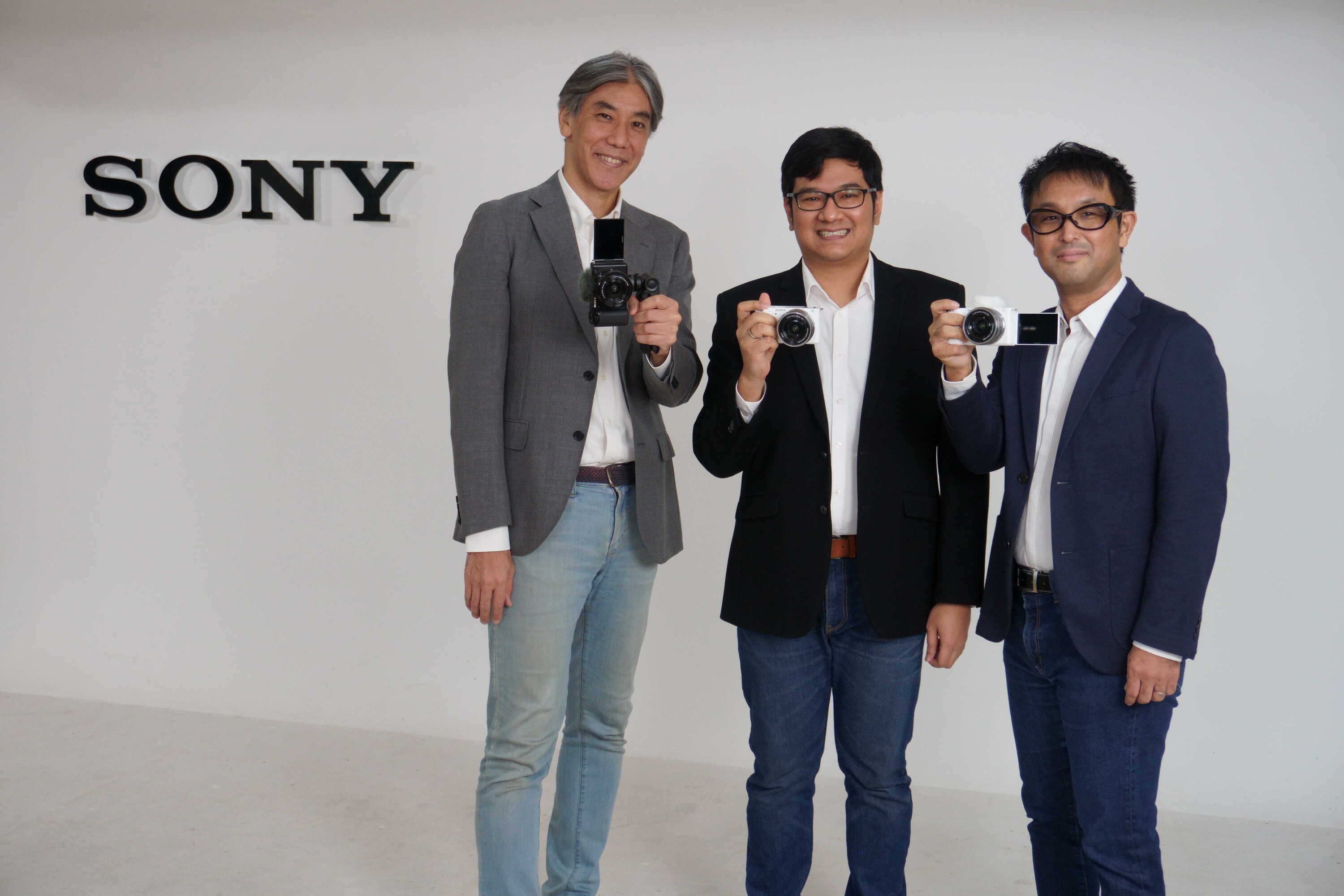 Direct Release: Sony Indonesia Resmi Luncurkan Alpha ZV-E10, Kamera yang Didesain Khusus untuk Para Vlogger 13 Kiri ke Kanan Kazuteru Makiyama President Director PT Sony Indonesia Mohamad Fariz Adiputra Digital Imaging Product Marketing PT Sony Indonesia dan Koji Sekiguchi M