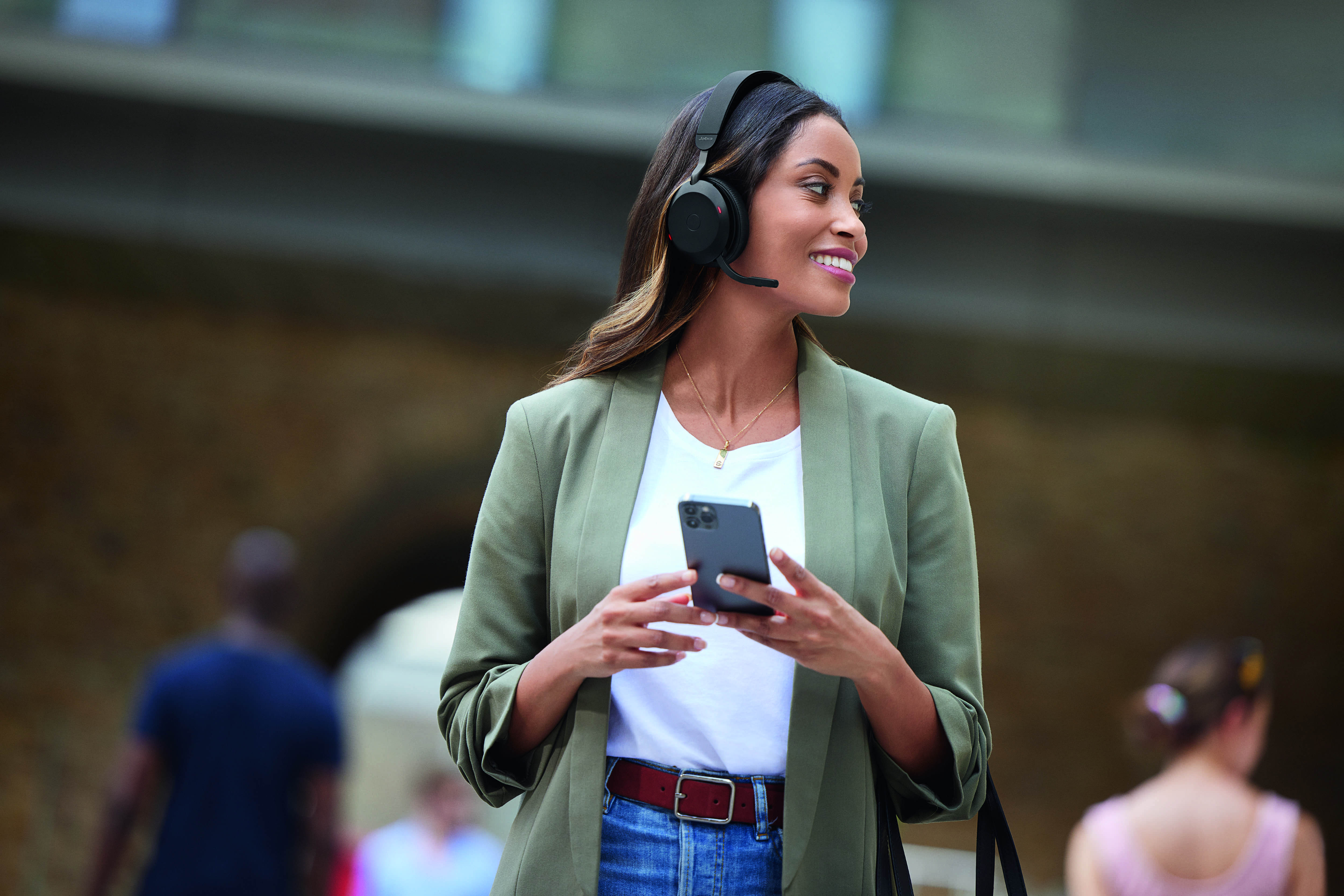 Jabra Evolve2 75 Hadir sebagai Headset Profesional dengan ANC 6 Jabra Evolve2 75 Lifestyle 2