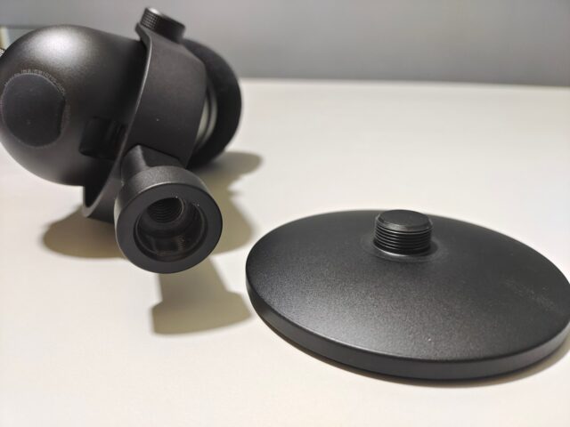 Review Microphone Razer Seiren V2 Pro: Kualitas Profesional, Praktis untuk Para Streamer 3 Body microphone memiliki tampilan berwarna hitam matte, dengan body metal yang cukup kokoh.