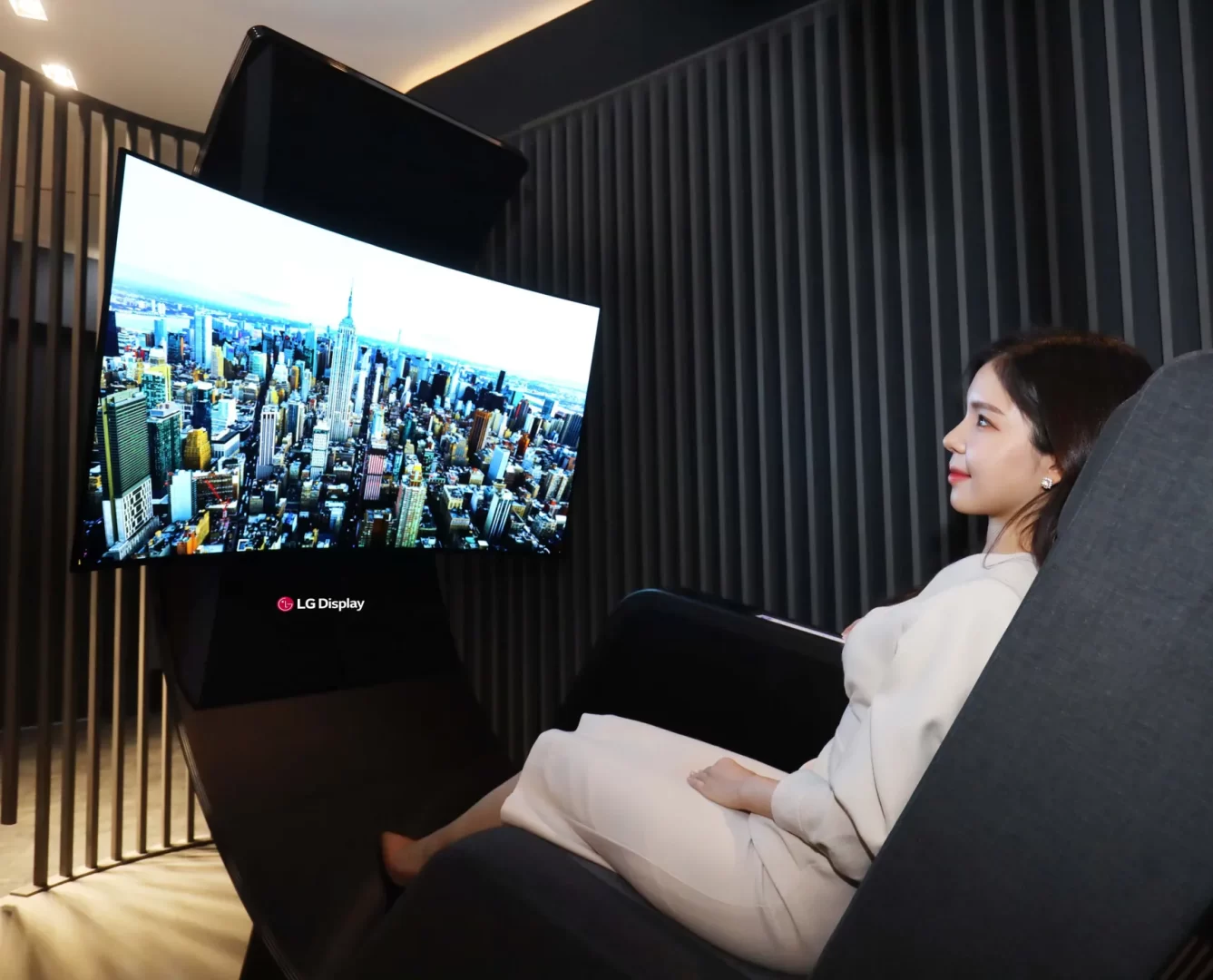 LG Kenalkan Konsep Layar OLED Fleksibel yang Unik 2 Media Chair LG
