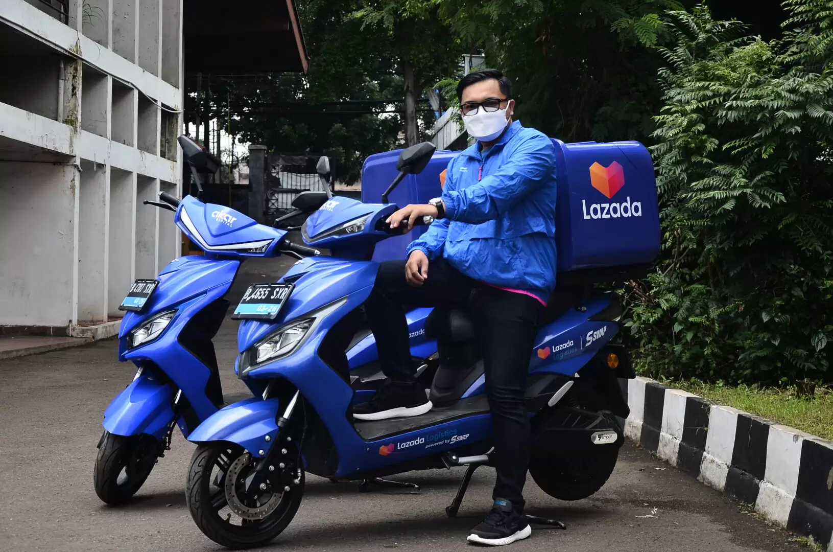 Direct Release: Kolaborasi Lazada dan Smoot Memperkenalkan #BlueVehicle untuk Armada Pengiriman Berbasis Listrik yang Praktis, Efisien, dan Ramah Lingkungan 1 Kendaraan motor listrik Lazada x Smoot