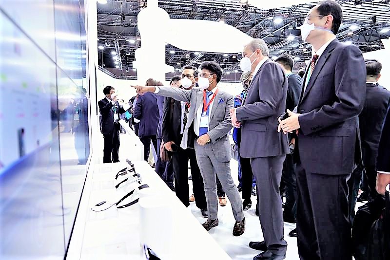 Direct Release: Siapkan Infrastruktur 5G di IKN, Menkominfo Jajaki Kerja Sama Global dengan Huawei 1 Kunjungan Menkominfo Johnny G. Plate tengah ke booth Huawei di acara Mobile World Conference MWC 2022 di Barcelona Spanyol Dok Kementerian Kominfo