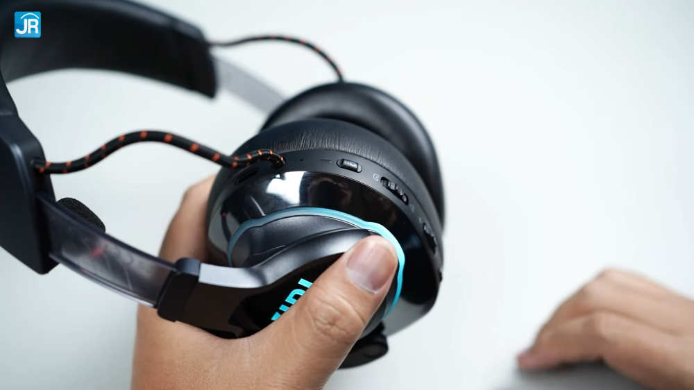 Review Headset Gaming Serba Bisa: JBL Quantum 810 + Quantum Stream 15 JBL Quantum 810 Quantum Stream 21