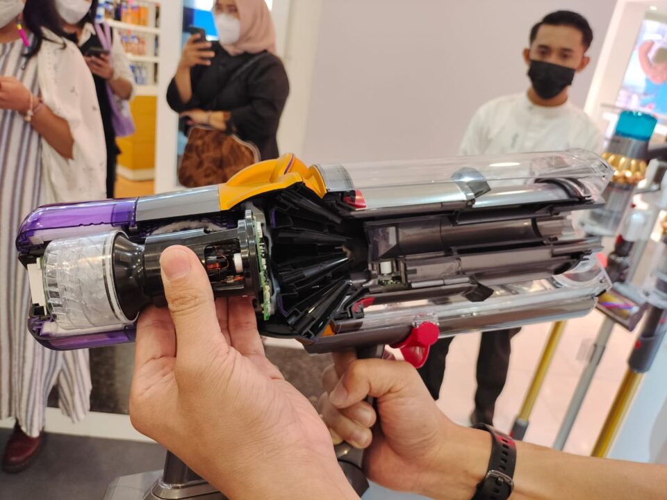 Dyson Luncurkan Vacuum Cleaner Dyson V15, Mesin Lebih Kuat, Sistem Penyaring Lebih Canggih 2 dyson V15 machine