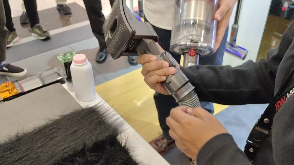 Dyson Luncurkan Vacuum Cleaner Dyson V15, Mesin Lebih Kuat, Sistem Penyaring Lebih Canggih 4 dyson v15 vacuum pet groom tool