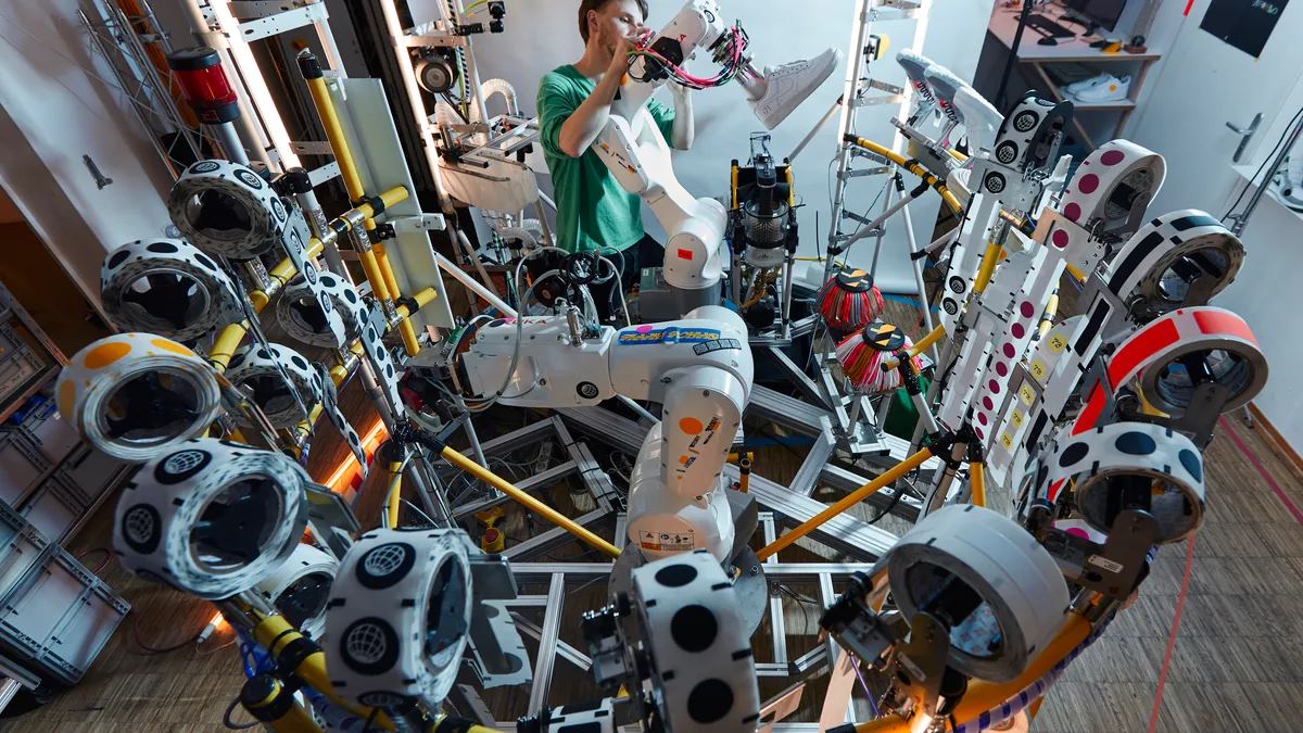 Canggih, Nyuci Sepatu Kini Bisa Pakai Robot 19 nike
