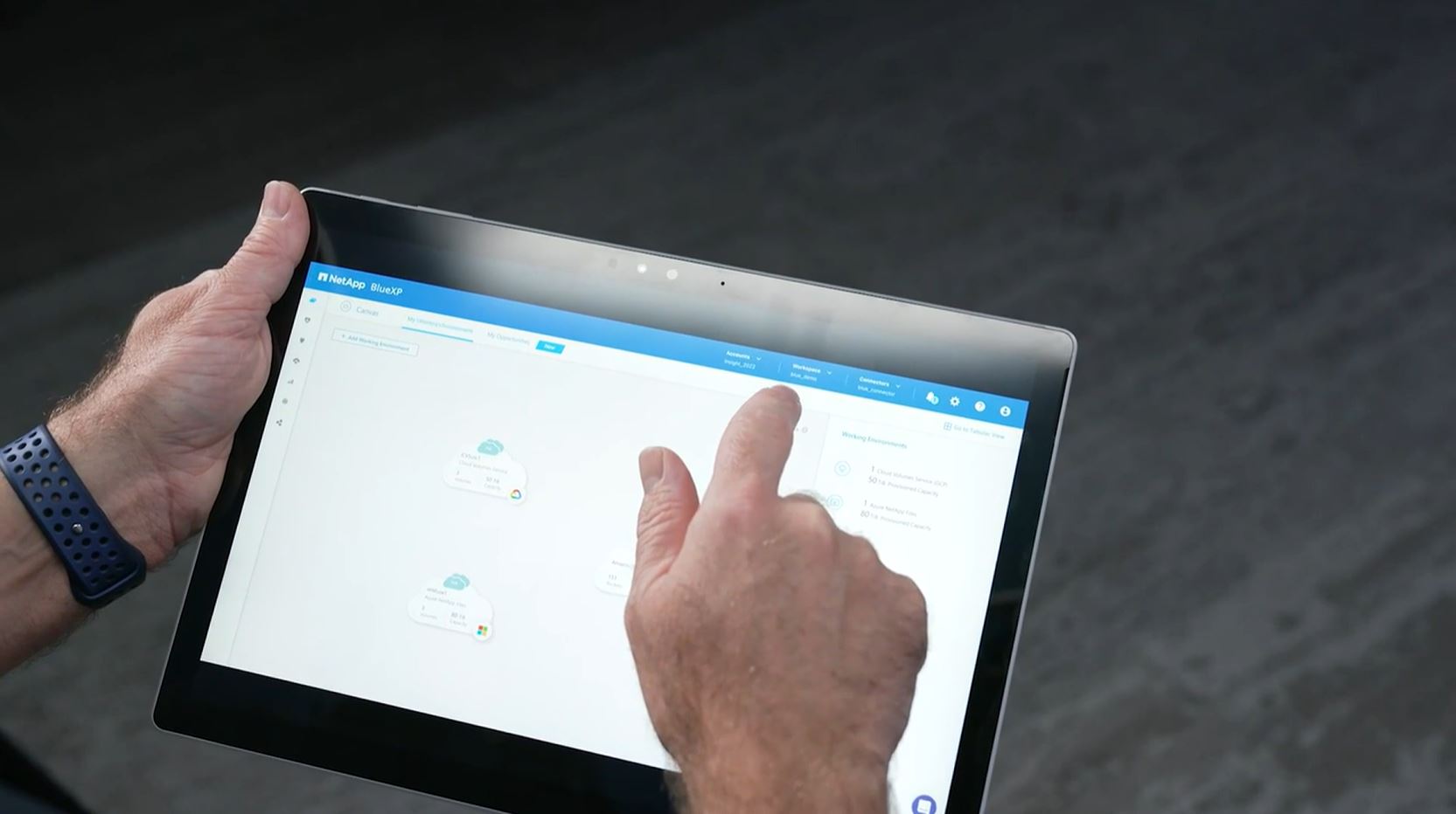 Direct Release: Diluncurkannya NetApp BlueXP: Pengalaman Data Terpadu untuk Evolusi Cloud 2 BlueXP Announcement Image 2 BlueXP on Tablet