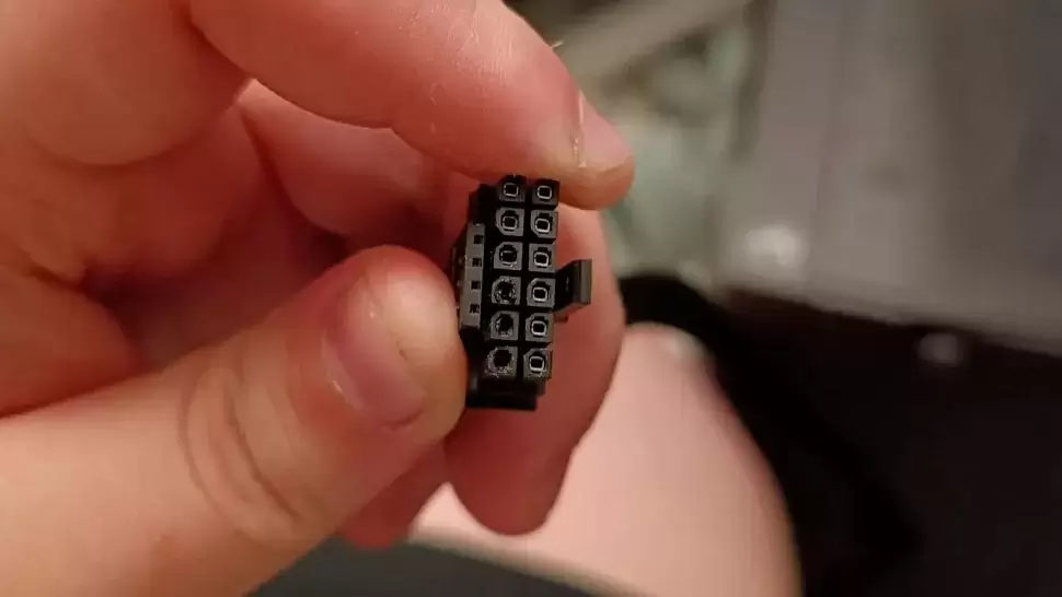 NVIDIA: Kasus Konektor Meleleh pada GeForce RTX 4090 Karena Tak Terpasang dengan Benar 2 geforce rtx 4090