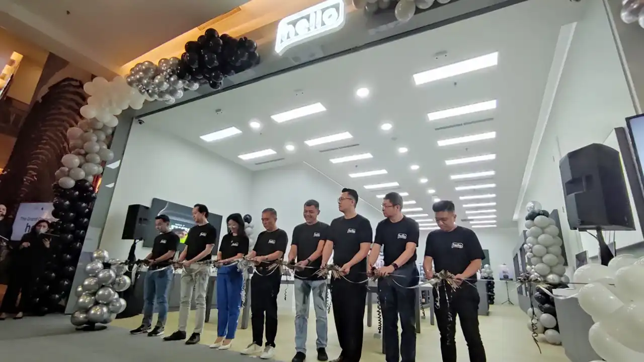 Blibli Resmikan Hello, Gerai Toko Offline Khusus Produk Apple 12 Blibli OMG Resmikan hello, Gerai Offline Khusus Produk Apple PT Global Digital Niaga Tbk (Blibli) melalui anak perusahaannya Blibli Omnichannel Mobility Group (Blibli OMG) meresmikan pembukaan gerai retail offline Apple Authorised Reseller baru mereka bernama “hello” pada Kamis, 30 Maret 2023 di Kuningan City Mall, Jakarta. Peresmian ditandai dengan pemotongan pita oleh Kusumo Martanto, CEO & Co-Founder Blibli, Wisnu Iskandar, CEO Blibli Omnichannel Mobility Group (Blibli OMG), beserta jajaran manajemen perusahaan. Selain itu, peresmian tersebut ternyata juga sekaligus meresmikan tiga gerai lainnya yang sudah beroperasi lebih dulu di Transpark Mall Bintaro, Mall Lippo Cikarang dan Uptown Mall BSB City Semarang. “Sebagai bagian dari Blibli, hello memperkuat komitmen Blibli untuk menghadirkan ekosistem omnichannel yang terintegrasi dan seamless. Selain bisa mendapatkan produk secara langsung dengan datang ke gerai fisik, pelanggan juga dapat dengan mudah berbelanja lewat situs www.hellostore.id yang juga kami luncurkan pada hari ini,” ujar CEO of Blibli Omnichannel Mobility Group, Wisnu Iskandar. Pengalaman Berbelanja Produk Apple Bergaransi Resmi dengan Pelayanan Terbaik Melalui ekosistem e-commerce terintegrasi dari Blibli, pelanggan dapat menikmati pengalaman baru dalam mendapatkan produk Apple di hello. Dengan solusi layanan omnichannel komprehensif dari Blibli di hello, seperti fitur Click & Collect dan Tukar Tambah, pelanggan kini bisa dengan mudah mendapatkan produk Apple incaran sesuai preferensi mereka. Sebagai Apple Authorised Reseller di Indonesia, hello juga menyediakan layanan penjualan hingga purna jual yang sesuai dengan standardisasi Apple. Terdapat layanan customer care 24/7, suku cadang dan aksesori original, termasuk teknisi tersertifikasi yang siap memberikan pengalaman belanja lengkap bagi pelanggan di hello dengan mengedepankan service, assurance dan quality. Program Apple Brand Days Bertepatan dengan hari ulang tahun Apple pada 1 April, hello menghadirkan program spesial Apple Brand Days, mulai dari 1 - 4 April 2023 dengan menawarkan beragam penawaran menarik bagi pelanggan. Melalui Apple Brand Days, pelanggan bisa mendapatkan produk Apple impian dengan potongan harga senilai Rp1,000,000 untuk di setiap pembelian produk Apple Watch Ultra, iPad Pro M2 11-inci dan 13-inci MacBook Air M2. Serta, potongan harga senilai Rp500,000 untuk Airpods Pro Gen 2 hanya di hellostore.id.