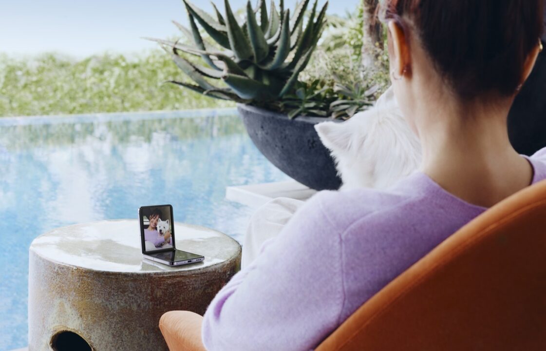 Desain Intuitif dan Fashionable Jadi Alasan Konsumen Pilih OPPO Find N2 Flip 2 Dragonfly Front Selfie Purple