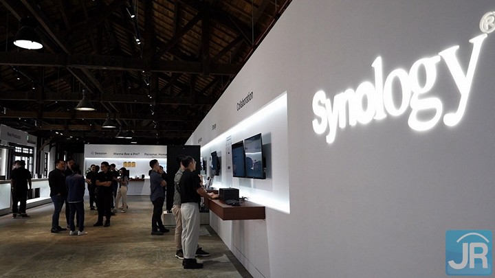 Synology di Computex 2023: AI, Storage Kapasitas PetaByte, dan Drive Portable Baru 30 Showroom 07.MP4 snapshot 00.00.467