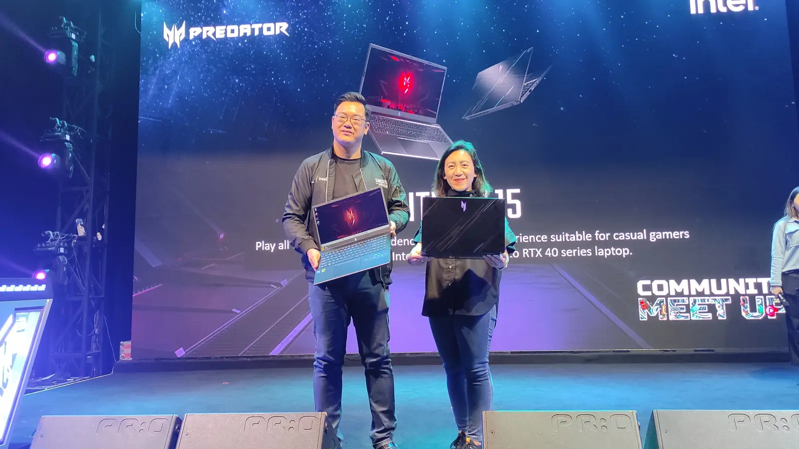 Acer Nitro V 15 Meluncur di Indonesia, Laptop Gaming Terjangkau Rp10 Jutaan Acer Indonesia resmi menghadirkan laptop gaming terbaru mereka dari keluarga Nitro. Acer Nitro V 15 (ANV15-51) meluncur sebagai laptop untuk menunjang kebutuhan gaming sekaligus produktivitas penggunanya dengan spesifikasi yang tinggi dan harga cukup terjangkau di kisaran Rp10 jutaan. Spesifikasi Acer Nitro V 15 Laptop satu ini menawarkan layar berukuran 15,6 inci panel IPS dengan resolusi Full HD (1920 x 1080 ) dan refresh rate 144Hz, yang membuatnya dapat menampilkan gambar dengan mulus terutama saat bermain game. Aspek rasionya sendiri adalah 16:9 dengan screen to body rasio di angka 82,64 persen. Nah, jeroan yang disematkan juga tak main-main. Acer Nitro V 15 dilengkapi prosesor generasi ke-13 Intel Core i5-13420H atau Core i7-13620H. Prosesor tersebut ditandemkan dengan kartu grafis NVIDIA GeForce GTX 2050 dengan 4GB GDDR6 atau NVIDIA GeForce RTX 4060 dengan 4GB GDDR6. Kapasitas RAM 8GB dengan jenis DDR5 5200MHz, yang bisa diperluas dengan sistem Dual Channel sampai 32GB. Sementara itu, storage menggunakan SSD PCIe Gen 4 NVMe berkapasitas 512GB, yang jika dirasa kurang terdapat slot kedua jika pengguna ingin menambah kapasitas storage. Konektivitas dan port yang disediakan juga sangat lengkap. Sudah memakai teknologi Wi-Fi 6 dan masih menyediakan Gigabit Ethernet untuk koneksi lebih lancar. Terdapat port HDMI 2.1, USB-A 3.2 Gen 1, 2x USB-A 3.2 Gen 2, 2x USB-C 3.2 yang sudah mendukung Thunderbolt 4. Keyboard di Acer Nitro V 15 sudah punya backlit standar, sayangnya belum RGB warna-warni ya, dan mempunyai 1 tambahan tombol yang didedikasikan untuk akses langsung ke NitroSense. Speaker sudah mengusung teknologi DTS:X Ultra yang akan menawarkan audio terbaik di kelasnya. Ketika kalian membeli laptop satu ini, sudah akan mendapatkan Windows 11 Home dan juga Office Home & Student 2021. Nah, cocok banget nih buat produktivitas karena kalian nggak perlu lagi beli software Office terpisah. Harga Acer Nitro V 15 Harga dari laptop gaming terbaru dari Acer ini terbilang cukup terjangkau di kelasnya. Untuk varian dengan Core i5 dibanderol dengan harga Rp10.999.000, sementara varian dengan Core i7 dijual seharga Rp14.999.000. Acer Nitro V 15 sudah bisa didapatkan oleh konsumen di Indonesia melalui Acer Online Store maupun distributor resmi Acer di seluruh Tanah Air.
