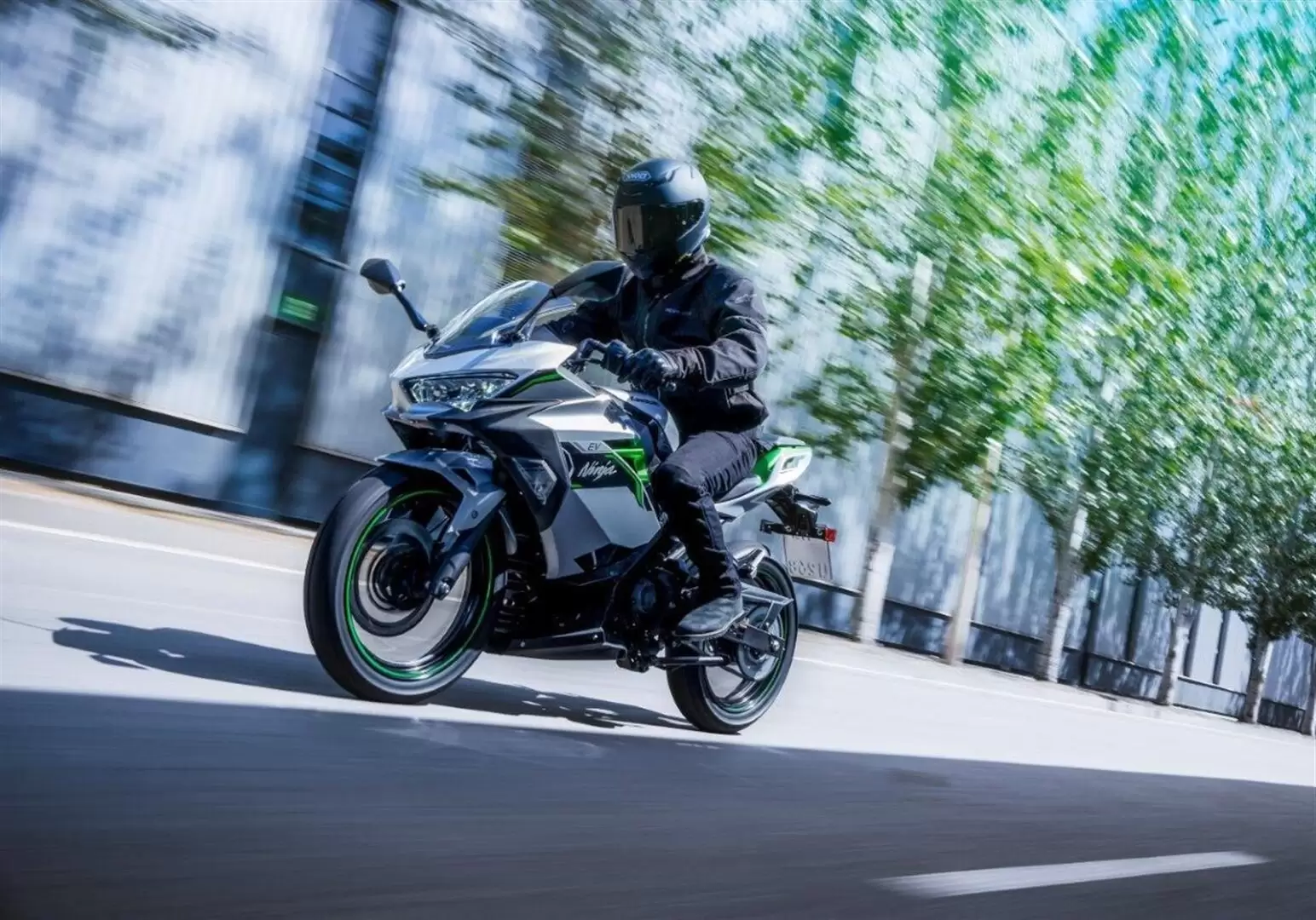Kawasaki Rilis Motor Listrik Model Ninja, Meluncur Bulan Oktober 4 Kawasaki e-1