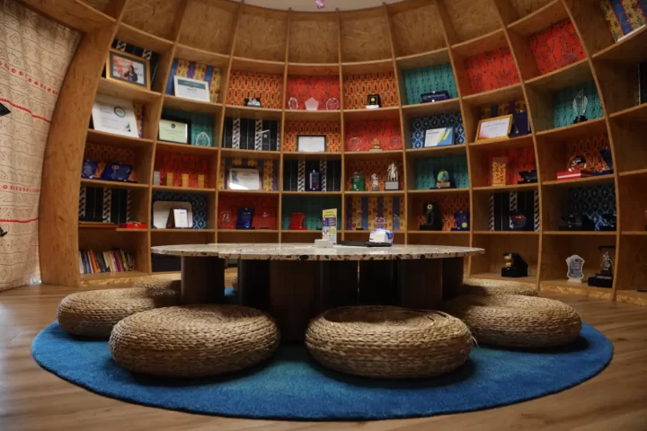 Area Dani Dalam spot ruangan bekerja dengan mengadopsi arsitektur rumah Honai khas Suku Dani Papua