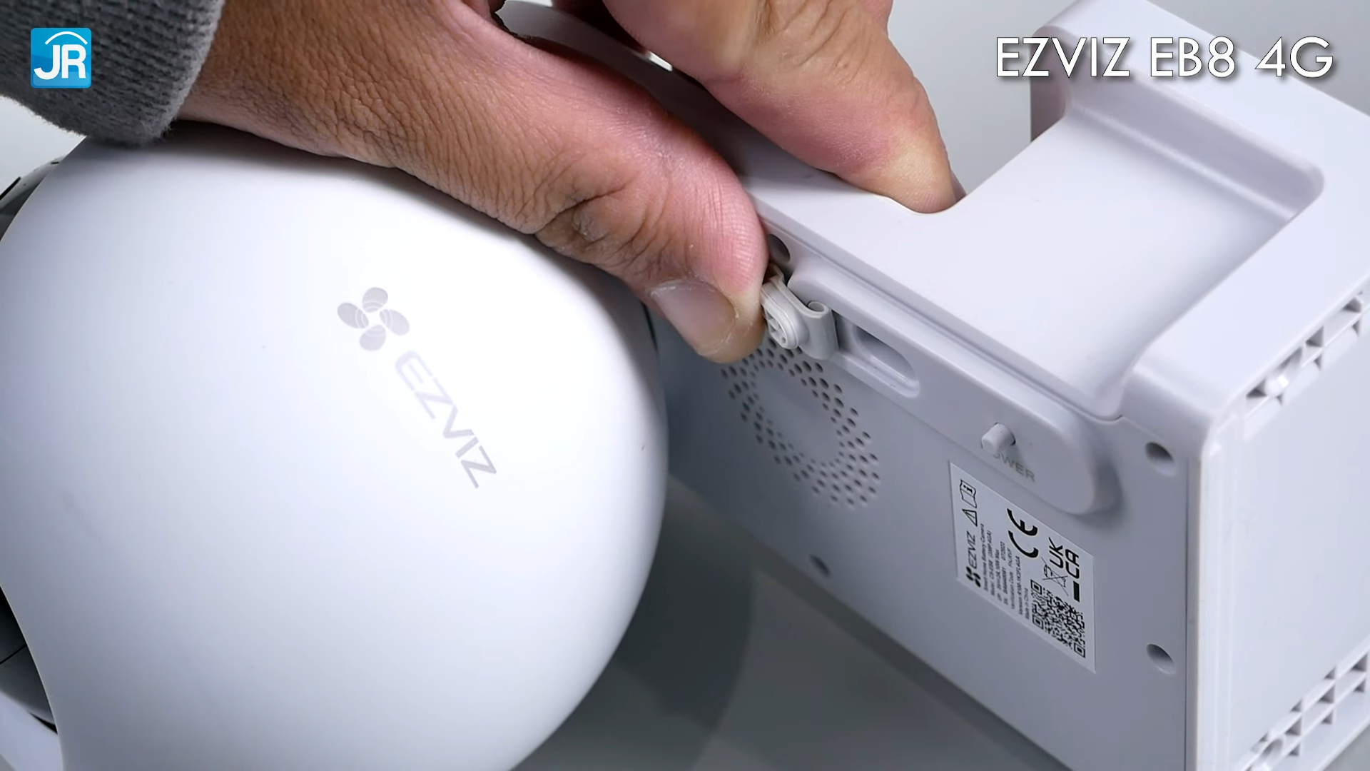 Review EZVIZ EB8 4G: Kamera Wire-Free 4G Tahan Air dengan Banyak Fitur 7 EZVIZ EB8 4G dengan Solar Charging Panel 7