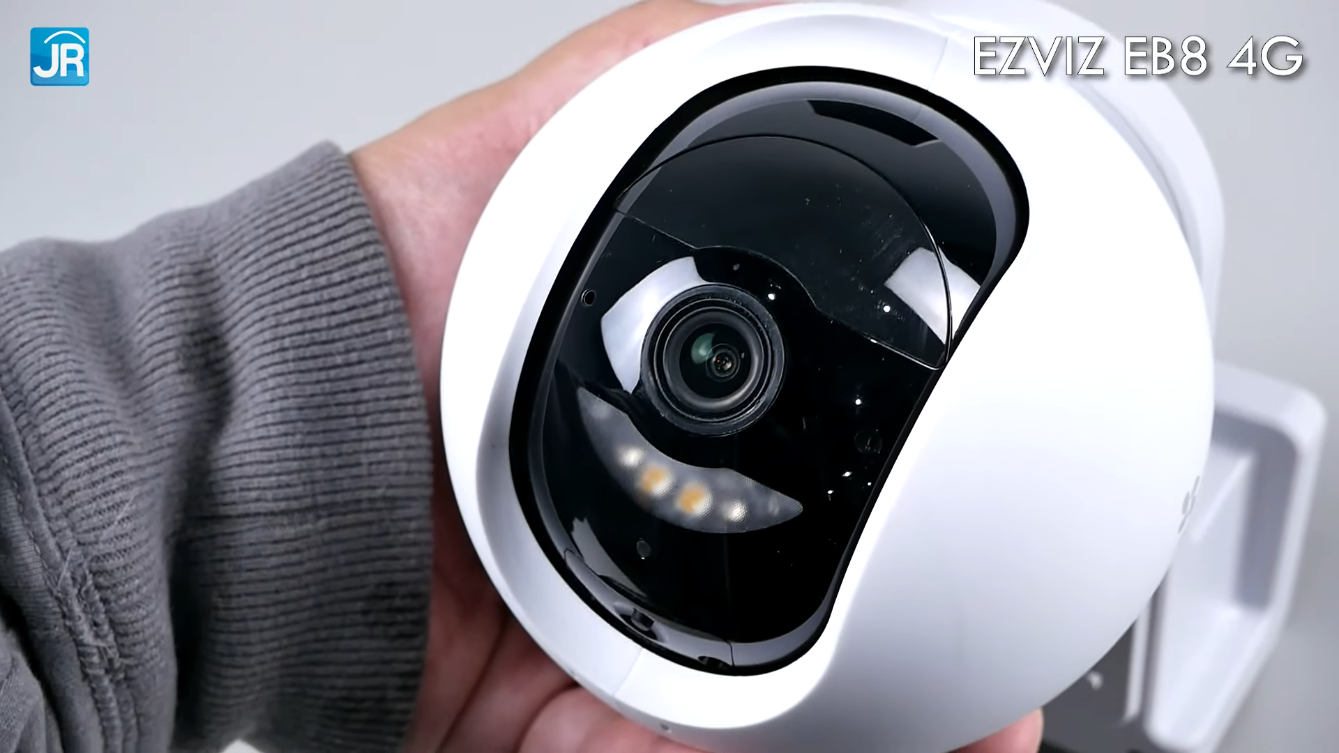 Review EZVIZ EB8 4G: Kamera Wire-Free 4G Tahan Air dengan Banyak Fitur 6 EZVIZ EB8 4G dengan Solar Charging Panel 9