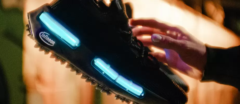 Adidas dan Infineon Kolaborasi Hadirkan Sepatu dengan Lampu LED 1 Adidas dan Infineon hadirkan prototipe sepatu olahraga disematkan teknologi sensor dan lampu LED.
