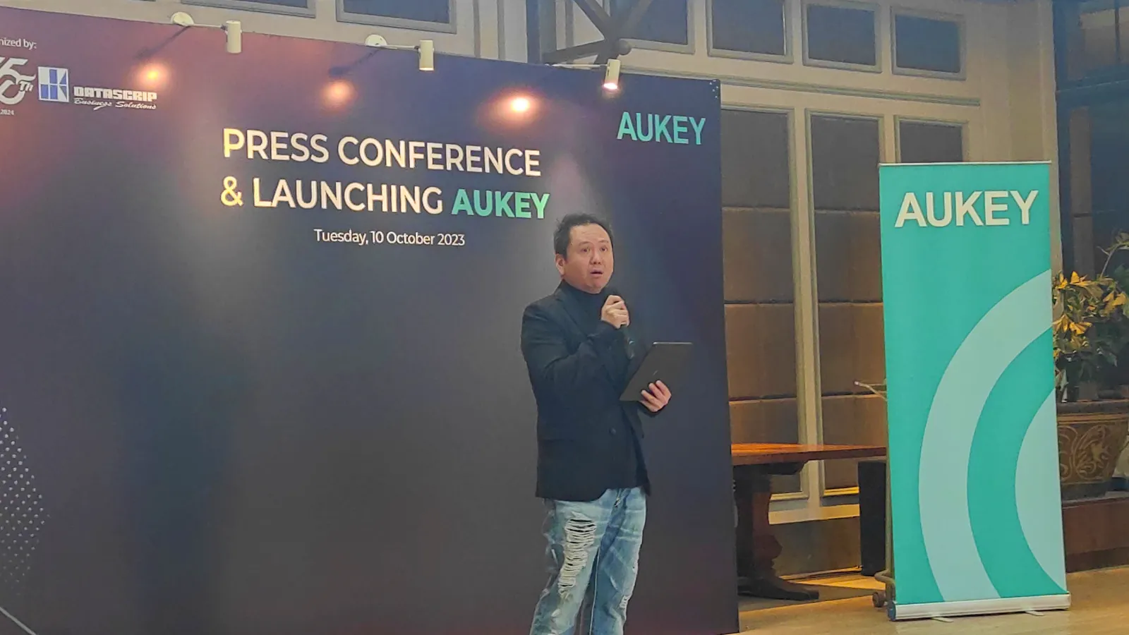 AUKEY Tunjuk Datascrip Sebagai Distributor Tunggalnya di Indonesia 3 AUKEY Tunjuk Datascrip Sebagai Distributor Tunggalnya di IndonesiaAUKEY – merek aksesori gadget ternama asal Tiongkok – mengumumkan kemitraannya dengan PT Datascrip yang akan menjadi distributor tunggal mereka di Indonesia. Lewat kerja sama ini AUKEY berharap untuk lebih melebarkan jangkauan produknya di pasar Tanah Air termasuk ke ranah offline.
Bagi kalian yang mungkin sering berbelanja aksesori gadget dan komputer melalui e-commerce seperti Shopee atau Tokopedia, pasti sudah tidak asing lagi dengan merek satu ini. Ya, AUKEY terkenal punya produk yang berkualitas dengan harga yang bisa dibilang tak terlampau mahal untuk kelasnya.
Rangkaian produk AUKEY sendiri sangat luas tidak cuma pengisian daya seperti adapter charger, kabel data, dan powerbank. Mereka juga kini memperluas lini produk mereka dengan menghadirkan earphone TWS hingga smartwatch. 
Sudah delapan tahun memasarkan produknya di Indonesia, AUKEY merupakan pemain besar untuk segmen aksesori gadget dan komputer. Menurut Efendi Naftali, Country Manager AUKEY Indonesia, mereka memiliki pangsa pasar sebesar 17 persen di tengah berbagai macam brand dan bahkan non-brand aksesori di Tanah Air.
Alasan AUKEY Pilih Datascrip
